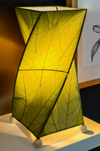Load image into Gallery viewer, Twist Leaf Table Lamp Green