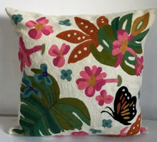Load image into Gallery viewer, 18" Chain Stitch Pilow
